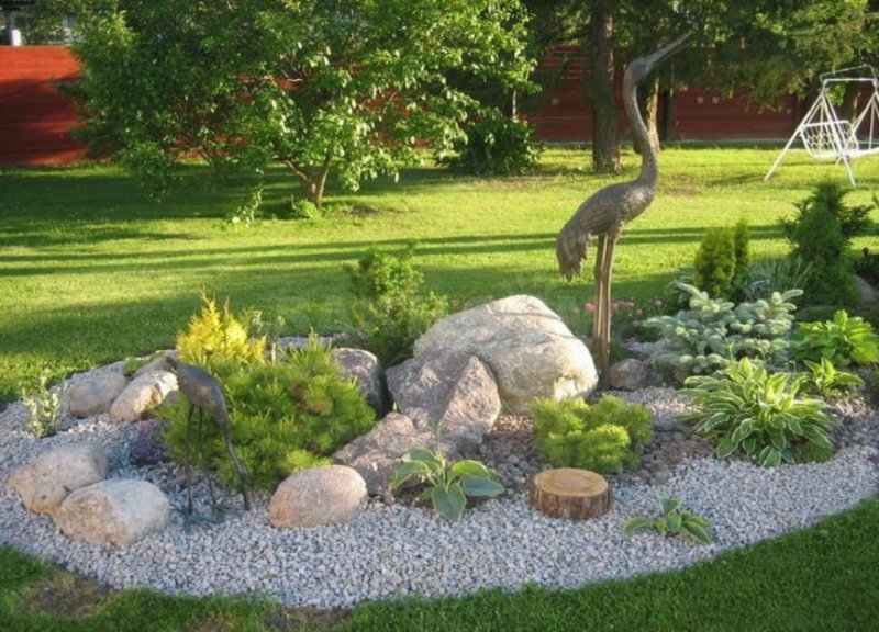 Композиция из камней в саду