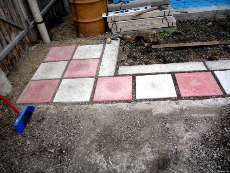 Укладка плитки на дорожки на даче