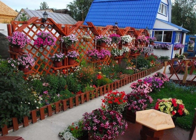Красиво украсить сад на даче