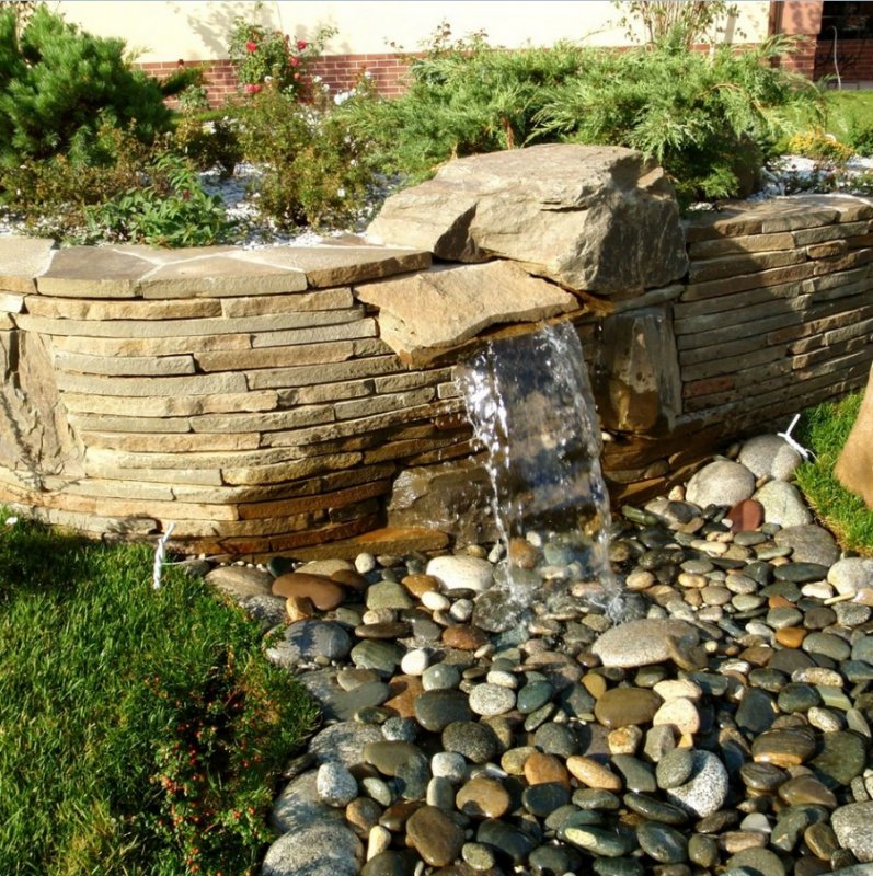 Водопад из камней на участке