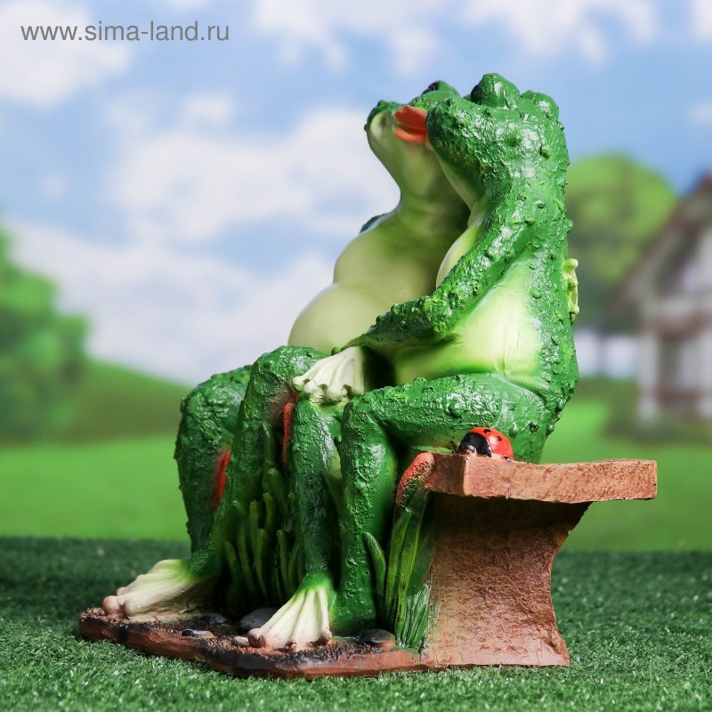 Садовые фигурки для дачи лягушки на скамейке