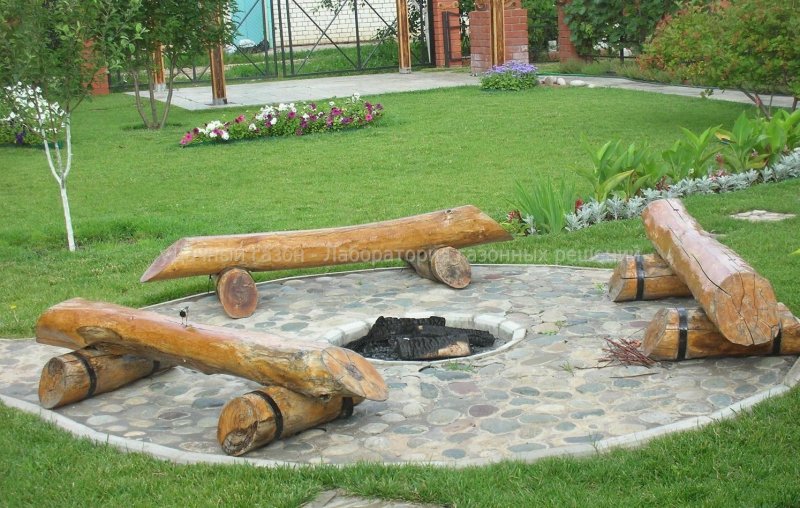 Бревна вокруг кострища