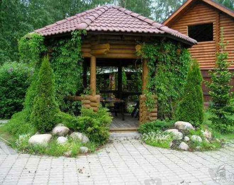 Клумбы возле беседки
