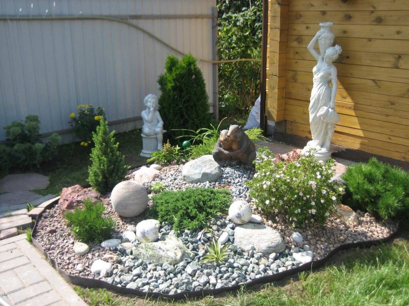 Альпийская горка с камнями и цветами