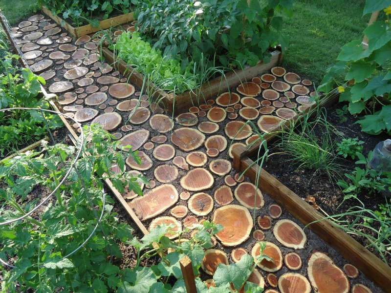 Cordwood тропинки в огороде