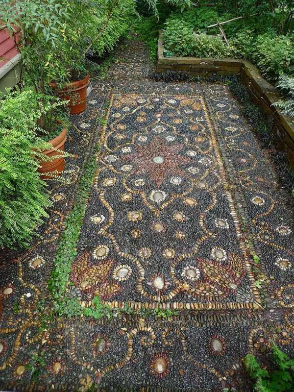 Дорожки из камушков в старинных садах