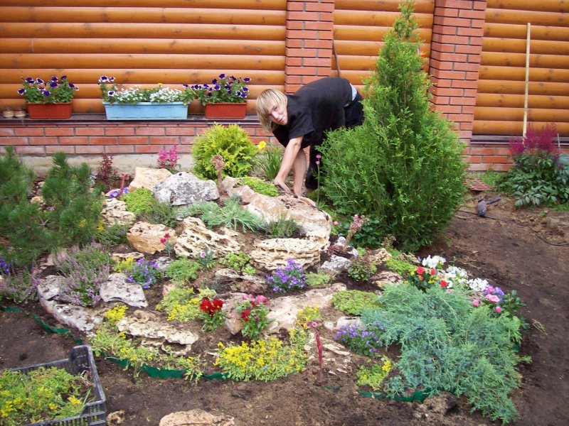 Многоуровневая клумба из камня