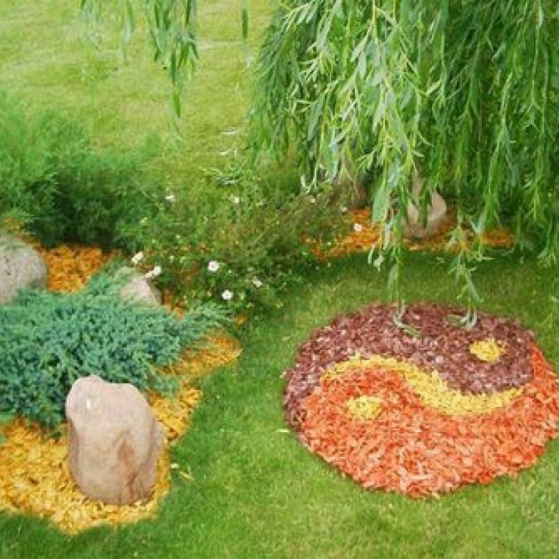 Клумба с декоративной щепой