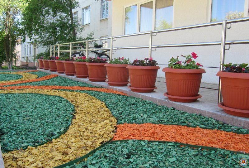 Клумбы с цветным щебнем