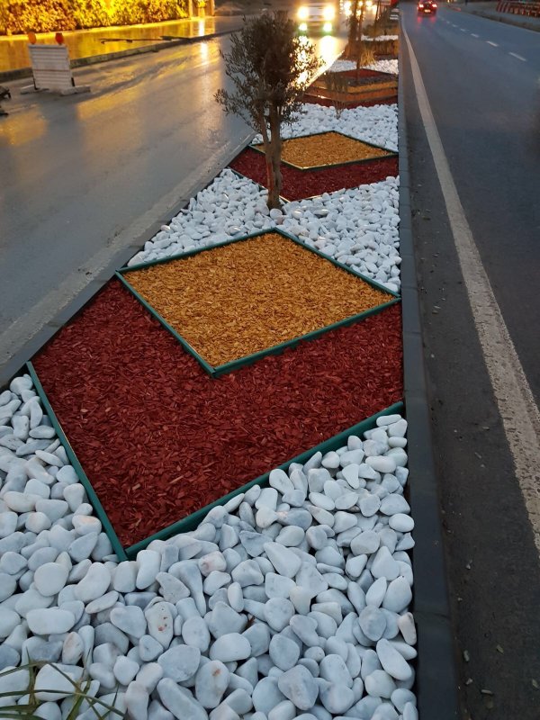 Цветной щебень в ландшафте