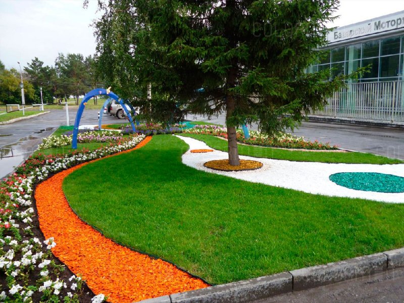 Цветная щебенка для клумб