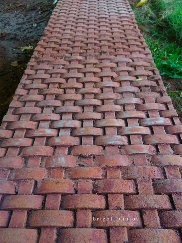 Тротуарная дорожка из кирпича