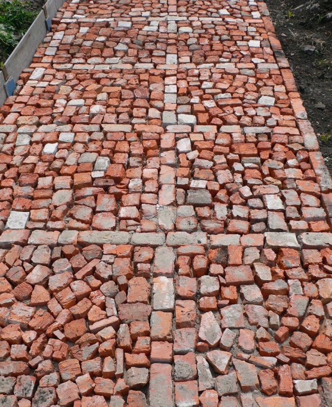 Садовые дорожки из старого кирпича