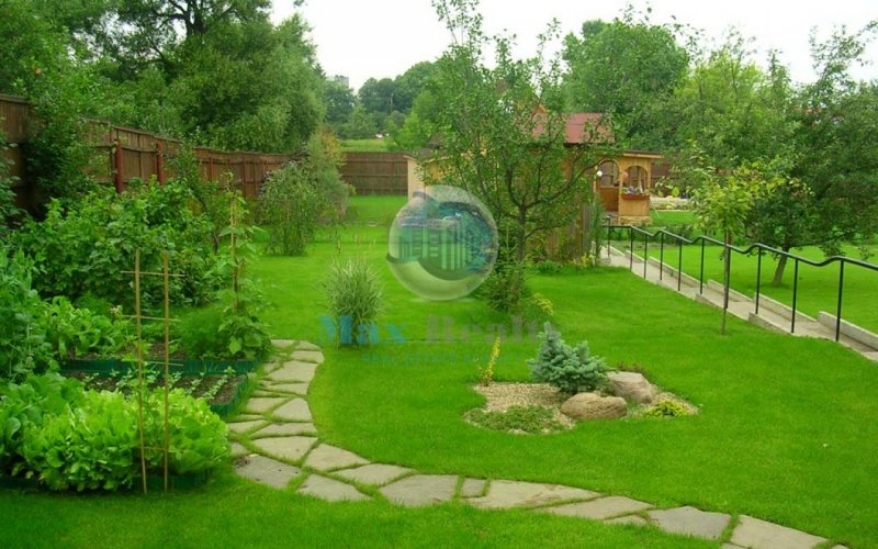 Красивые лужайки перед домом
