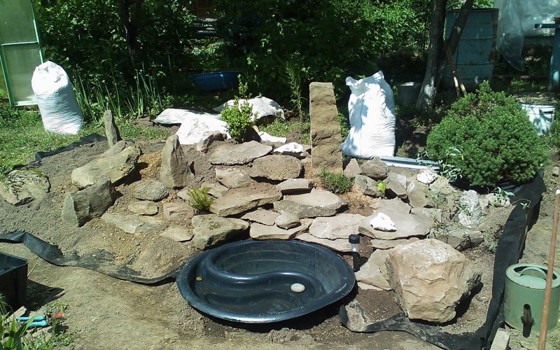 Композиция из камней Альпийская горка с водой в детском саду