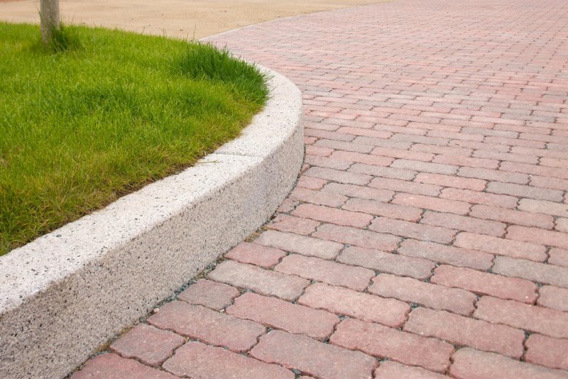 Бордюрный камень для тротуаров
