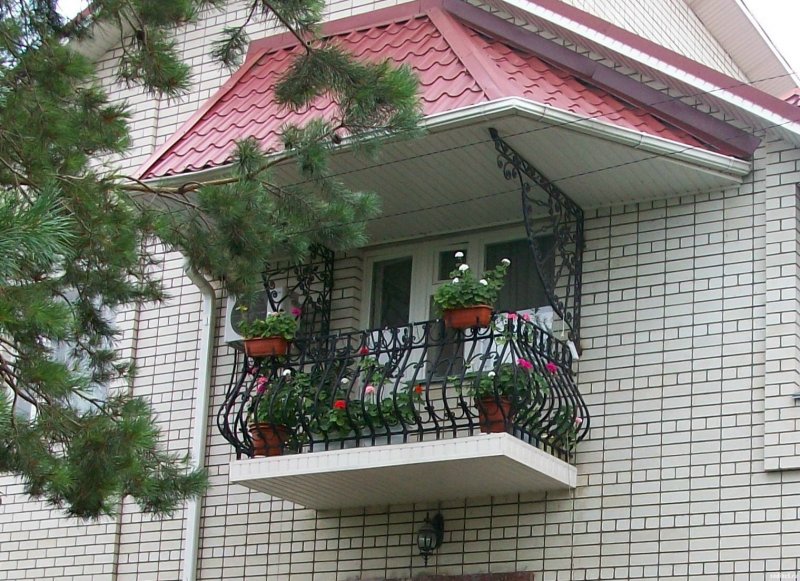 Красивый балкон с улицы
