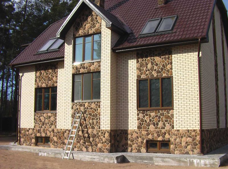 Отделка фасадными панелями под камень