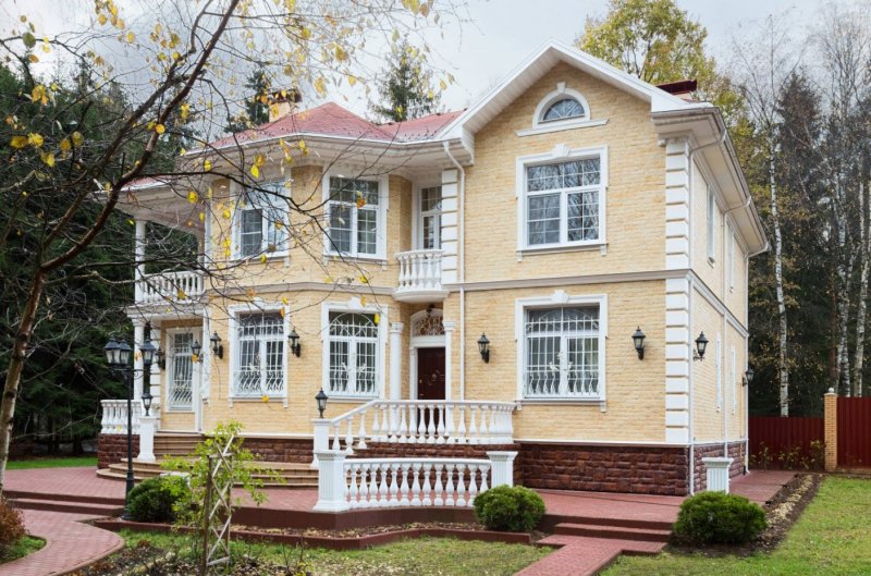 Фасады загородных домов в классическом стиле