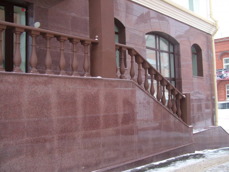 Фасад здания из гранита
