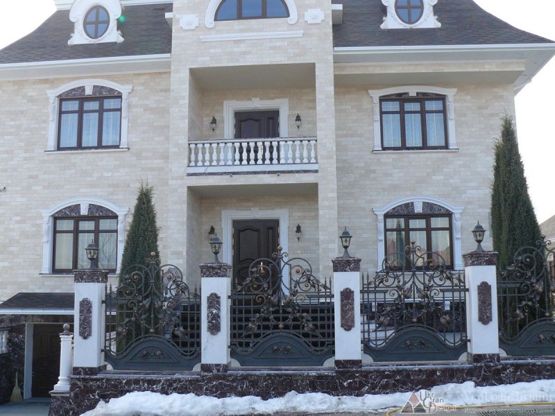 Белое здание из гранита