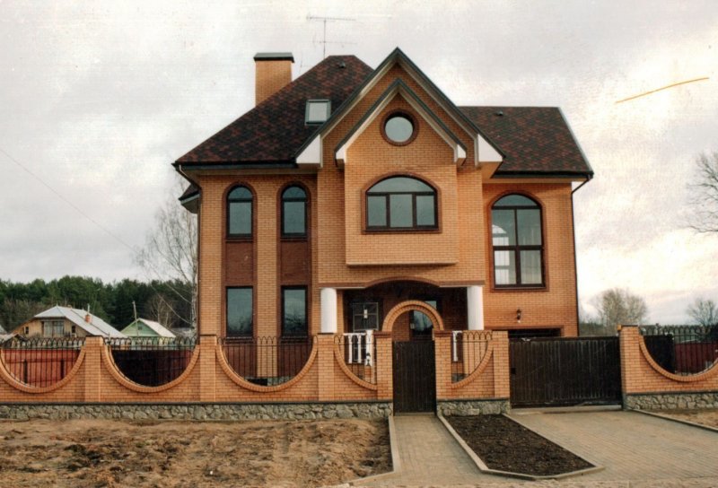 Дорогие коттеджи из красного кирпича