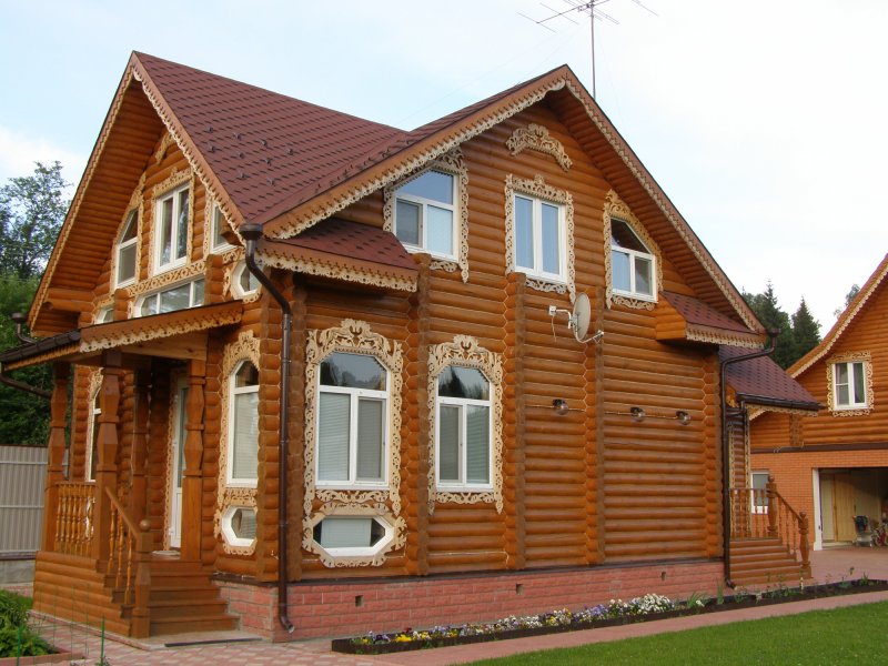 Резные наличники на бревенчатом доме