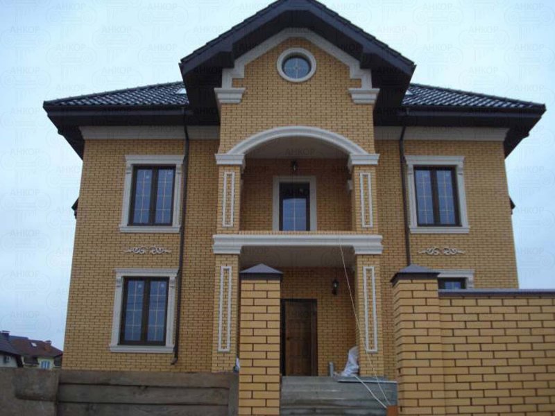 Фасад из желтого кирпича с декором