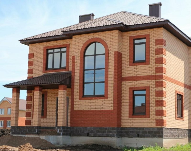 Фасады из кирпича двух цветов