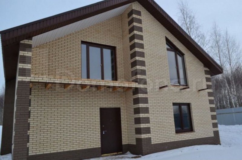 Дом из светлого кирпича
