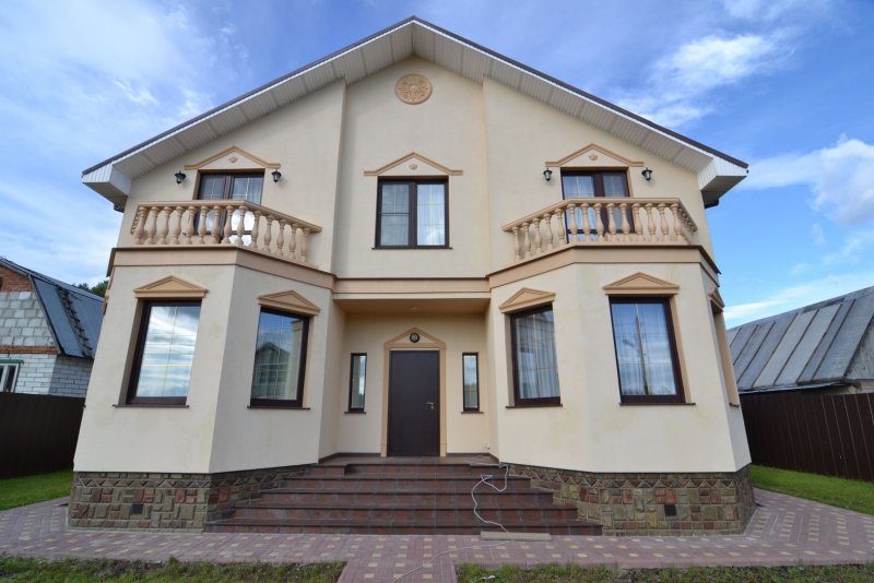 Дом с фасадной штукатуркой