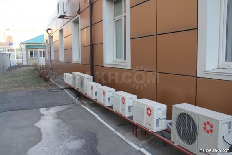 Кондиционеры на фасаде загородного дома