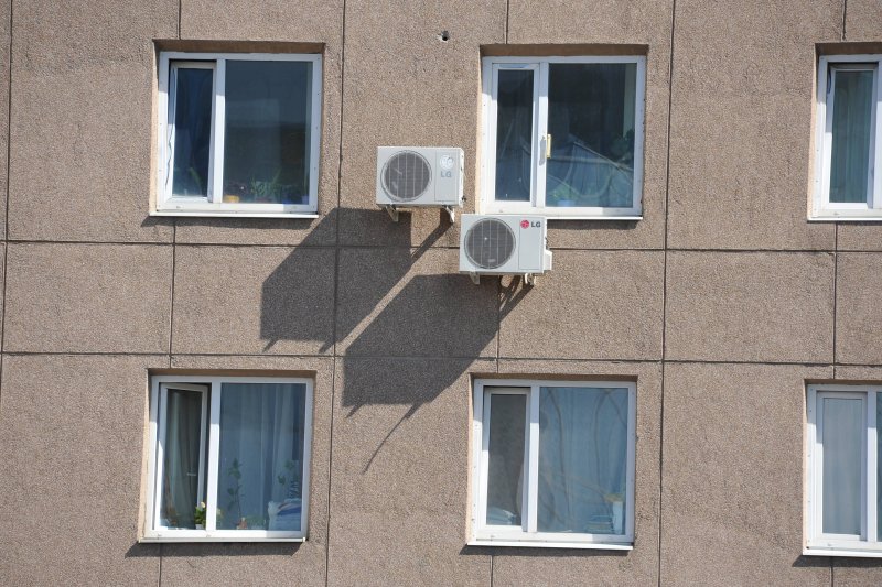 Кондиционеры на фасаде многоквартирного