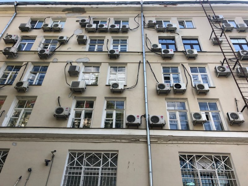 Кондиционер на фасаде жилого дома