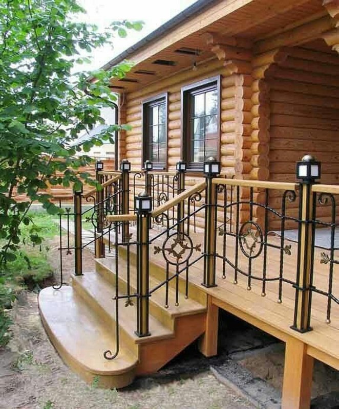 Входная лестница в деревянный дом
