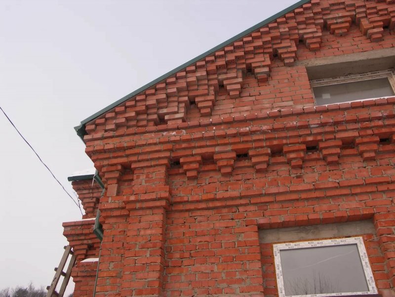 Карниз кирпичного здания