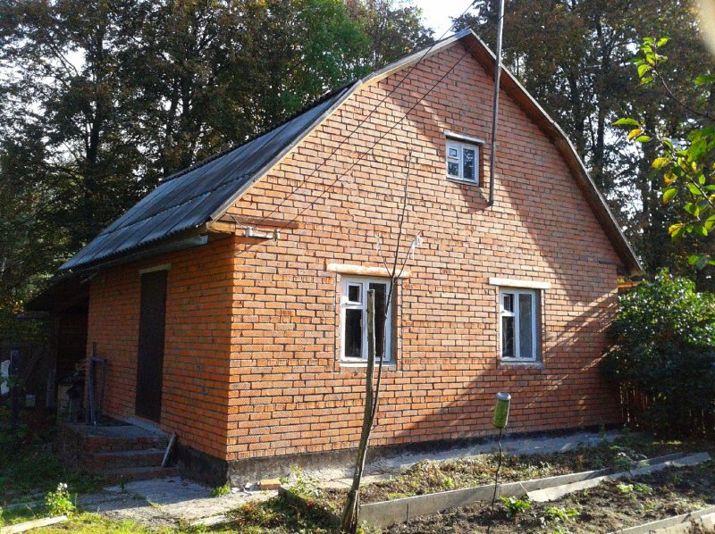 Дачный домик из красного кирпича