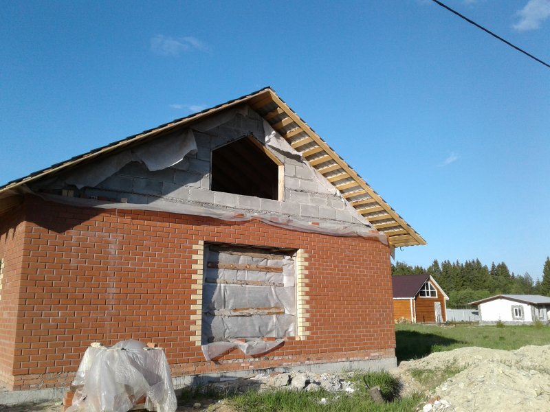 Фронтон крыши из кирпича