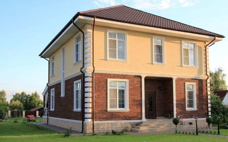 Комбинированные фасады двухэтажных домов из штукатурки и кирпича