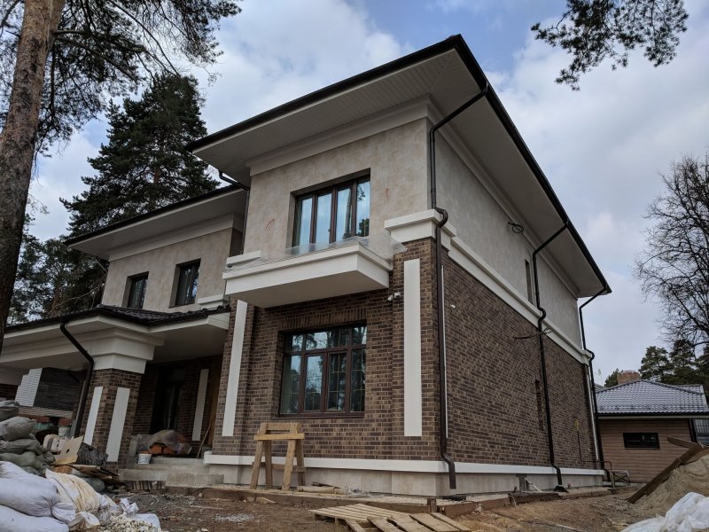 Комбинированный фасад кирпич и штукатурка