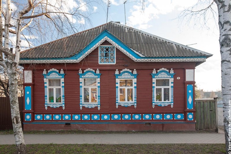 Красивый фасад деревенского дома