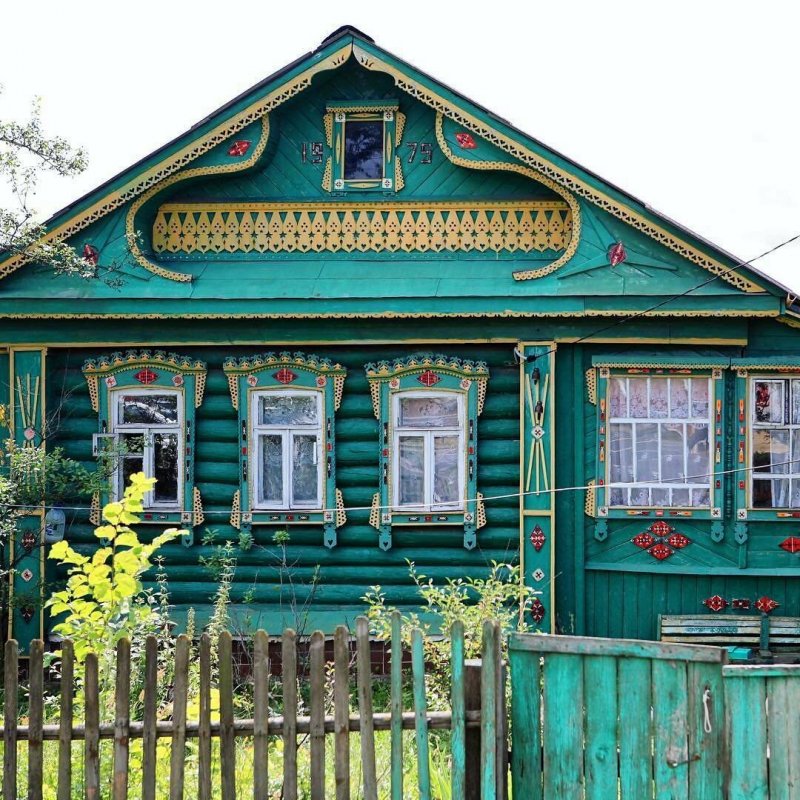 Деревянный дом в деревне