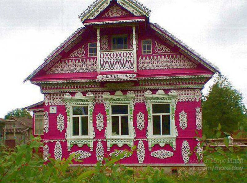 Изба с резными наличниками