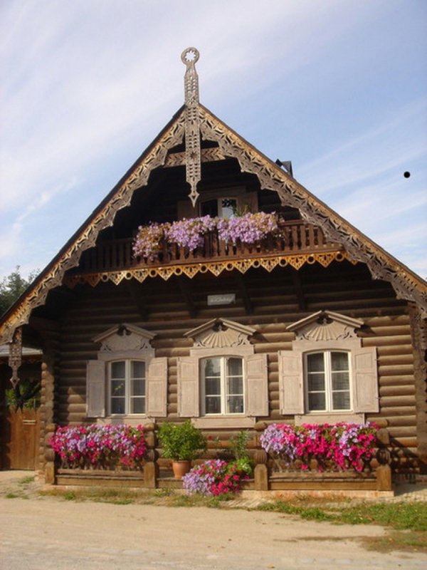 Старинный деревянный домик
