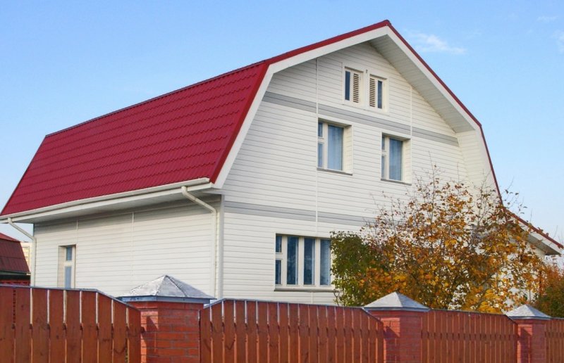 Дом с красной крышей и сайдингом