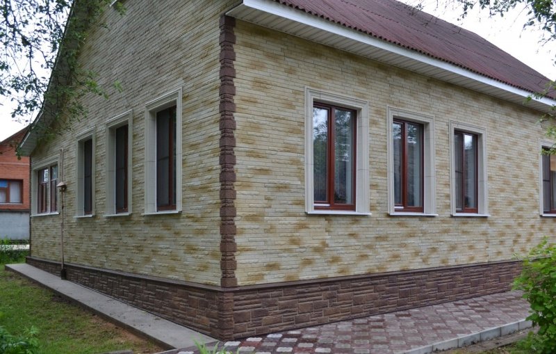 Отделка дома сайдингом под кирпич
