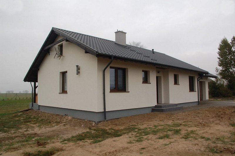 Одноэтажный дом из газобетона с двухскатной крышей