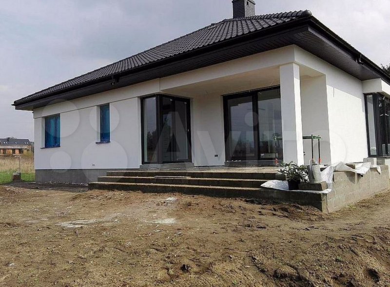 Одноэтажный дом из штукатурки
