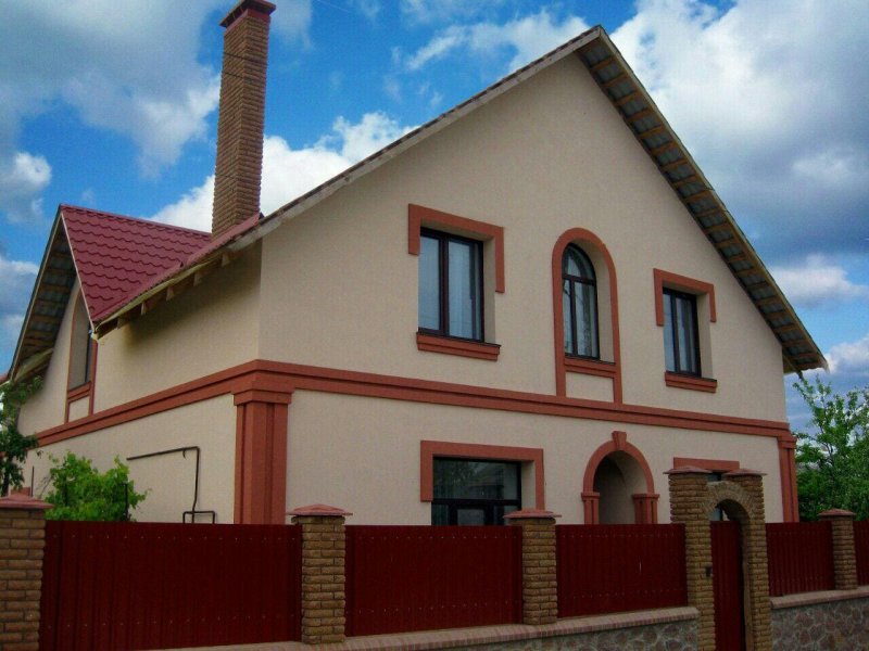Оштукатуренный дом с красной крышей