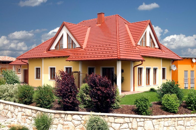 Красная шатровая кровля
